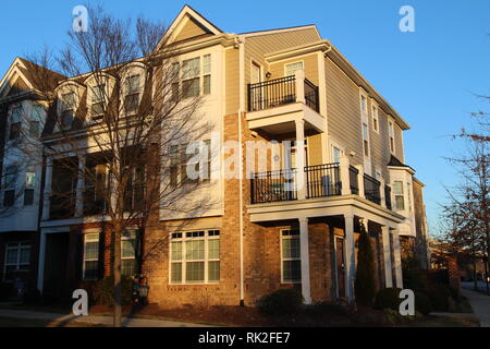 Avec Balcons maisons modernes dans la journée ensoleillée, Virginia, USA Banque D'Images