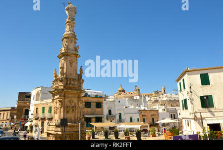 OSTUNI, ITALIE - 31 juillet 2017 : place principale avec la colonne de Saint Oronzo à Ostuni ville dans les Pouilles, Italie du Sud Banque D'Images