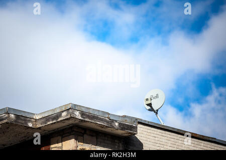 Montréal, Canada - le 8 novembre 2018 : Bell Canada logo sur une antenne satellite sur une maison à Montréal, Québec. Bell est l'un des plus grands, des télécommunications Banque D'Images