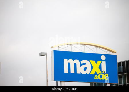 Montréal, Canada - le 9 novembre 2018 : Entrée d'un supermarché Maxi & Cie avec son logo. Appartenant au groupe Loblaw, les supermarchés Maxi est le leader Banque D'Images