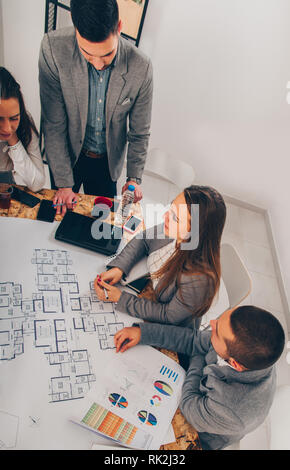 Architectes travaillent à la recherche et le plan du nouveau bâtiment Banque D'Images