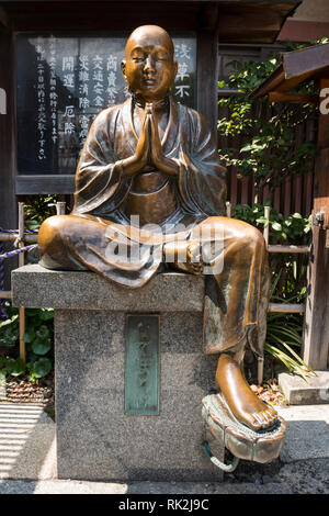 Statue en bronze au Temple Asakusa Kanon, Asakusa, Tokyo, Japon Banque D'Images