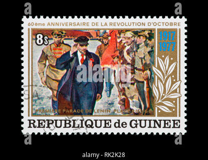 Timbre-poste à partir de la Guinée représentant une peinture de Lénine en première parade sur la Place Rouge, 60e anniversaire de la révolution d'octobre Banque D'Images