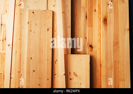 Plancher en pin bandes en atelier prêt à être utilisé pour les planchers de bois Banque D'Images