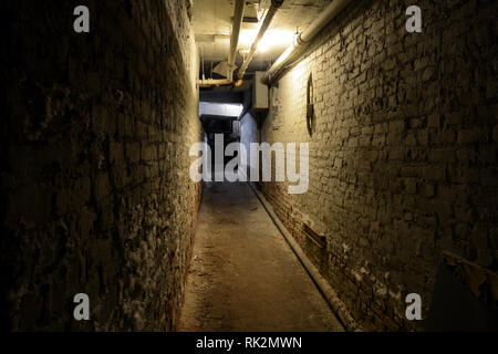 Tunnel - couloir dans un bâtiment abandonné Banque D'Images
