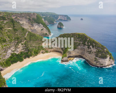 Vue aérienne Plage Kelingking sur Nusa Penida Island, Bali, Indonésie Banque D'Images