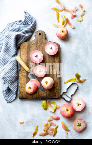 Rose haché pommes sur une planche à découper Banque D'Images