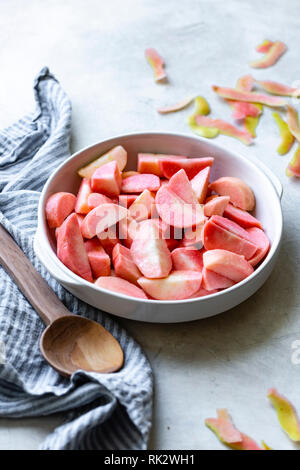 Tranches de pommes dans un bol rose Banque D'Images
