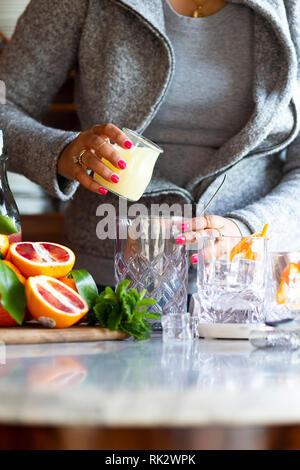 Cocktail Orange sanguine avec Mint Garnish Banque D'Images