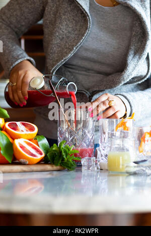 Cocktail Orange sanguine avec Mint Garnish Banque D'Images