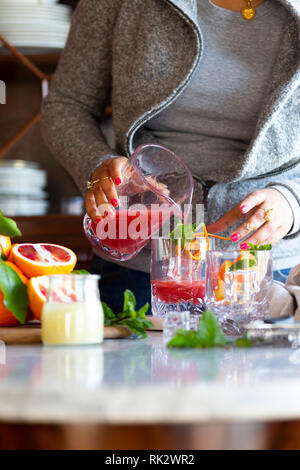 Cocktail Orange sanguine avec Mint Garnish Banque D'Images