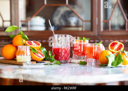 Cocktail Orange sanguine avec Mint Garnish Banque D'Images