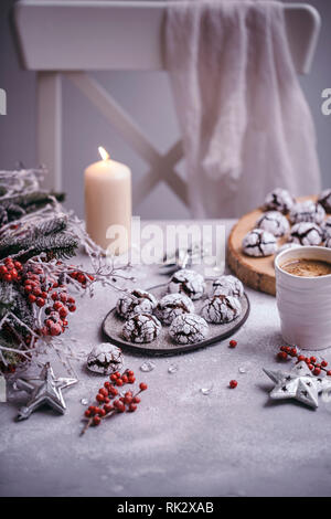 Crinkle cookies au chocolat servi sur une plaque en céramique dans le style de Noël Banque D'Images
