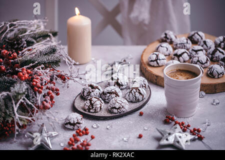 Crinkle cookies au chocolat servi sur une plaque en céramique dans le style de Noël Banque D'Images