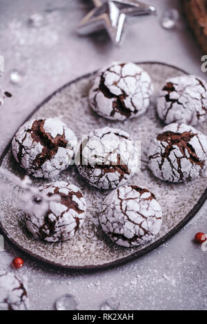 Crinkle cookies au chocolat servi sur une plaque en céramique dans le style de Noël Banque D'Images