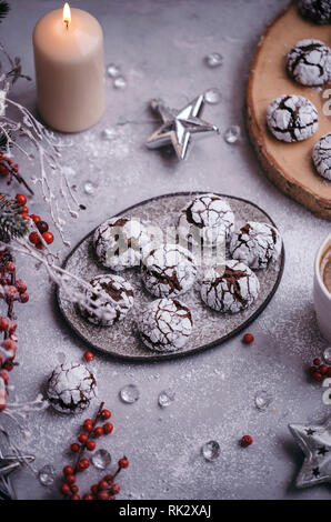 Crinkle cookies au chocolat servi sur une plaque en céramique dans le style de Noël Banque D'Images