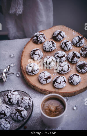 Crinkle cookies au chocolat servi sur une planche en bois et plaque en céramique dans le style de Noël Banque D'Images