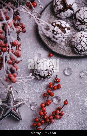 Crinkle cookies au chocolat servi sur une plaque en céramique dans le style de Noël Banque D'Images
