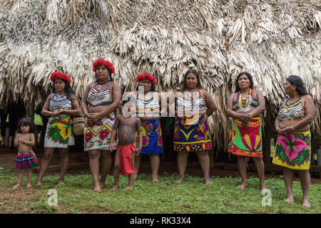 Voyage en bateau sur le lac Gatun, près de rivières à visiter un authentique village de la tribu des Emberá profondément dans la jungle de la forêt tropicale de Panama. Banque D'Images