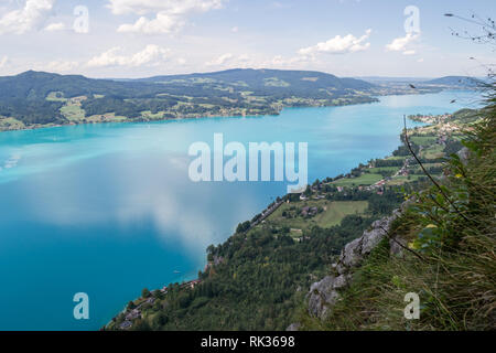Lac Attersee en Autriche, avec les nuages reflétant, comme en vue d'en haut, sur une journée d'été. Destination de vacances européenne près de Salzbourg. Banque D'Images