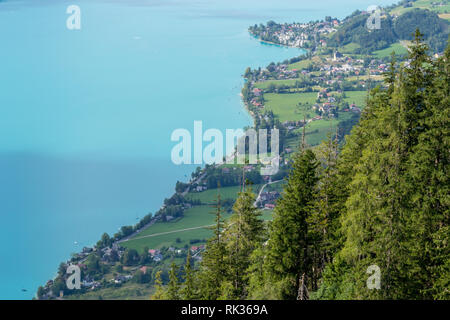 Vue aérienne du lac Attersee en Autriche, avec une vision claire de la ligne de côte, sur la route des vacances d'un voyage. Banque D'Images