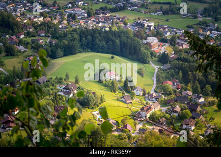 Vue aérienne de maisons à Bad Goisern am Hallstattersee village, Haute Autriche . La maison individuelle dans le centre se distingue, avec une grande pelouse verte fi Banque D'Images