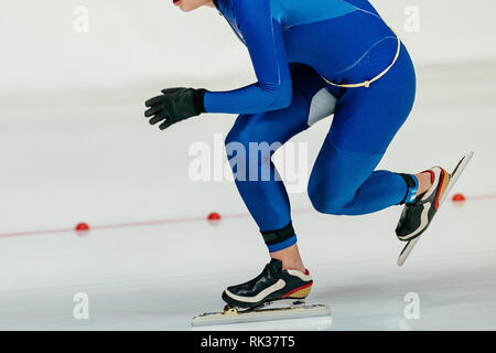 Le patineur de vitesse de l'athlète en fonction de la peau bleue d'exécution sur le patinage de vitesse Banque D'Images
