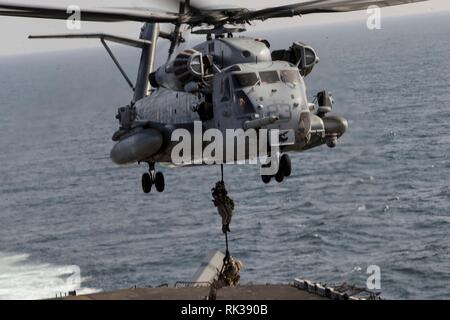 190205-M-YD783-0124 GOLFE D'ARABIE (fév. 4, 2019) Les Marines américains avec la 22e Marine Expeditionary Unit corde rapide d'un CH-53E Super Stallion sur le poste de pilotage de la classe Wasp-navire d'assaut amphibie USS Kearsarge (DG 3). Les Marines avec 1er Bataillon, 2e Régiment de Marines ont participé à la formation, à la pratique et à l'avance leurs compétences corde rapide. Marines et de marins avec la 22e MEU et groupe amphibie Kearsarge sont déployés à la 5e flotte zone d'opérations à l'appui des opérations navales pour assurer la stabilité et la sécurité maritime dans la région Centrale, reliant la Mediterrane Banque D'Images