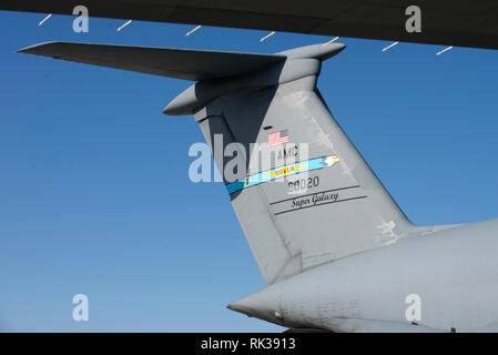 Les aviateurs, soldats, et le personnel se préparer pour charger les hélicoptères Apache en un C-5 à l'aérodrome de Bagram, en Afghanistan, le 7 février 2019. La 455 e Escadre expéditionnaire aérienne est composé de plus de 2 100 aviateurs situé à Bagram, Kandahar, Jalalabad, et d'aviation. (U.S. Air Force photo par Jean-Paul SrA) Arnaud-Marquez Banque D'Images