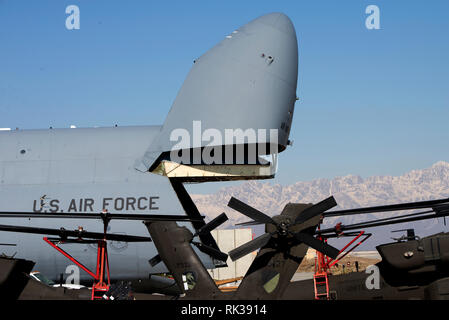 Les aviateurs, soldats, et le personnel se préparer pour charger les hélicoptères Apache en un C-5 à l'aérodrome de Bagram, en Afghanistan, le 7 février 2019. La 455 e Escadre expéditionnaire aérienne est composé de plus de 2 100 aviateurs situé à Bagram, Kandahar, Jalalabad, et d'aviation. (U.S. Air Force photo par Jean-Paul SrA) Arnaud-Marquez Banque D'Images