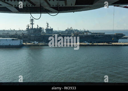 190208-N-GY475-0004 Norfolk, Va. (fév. 8, 2019) Le porte-avions de classe Nimitz USS George H. W. Bush (CVN 77) et l'USS Dwight D. Eisenhower (CVN 69) siéger aux côtés de l'USS Harry S. Truman (CVN 75). Harry S. Truman est actuellement amarré à la Naval Station Norfolk la conduite d'entretien et de formation ciblées, et reste opérationnel. (U.S. Photo par marine Spécialiste de la communication de masse 3e classe Joseph A.D. Phillips/libérés) Banque D'Images