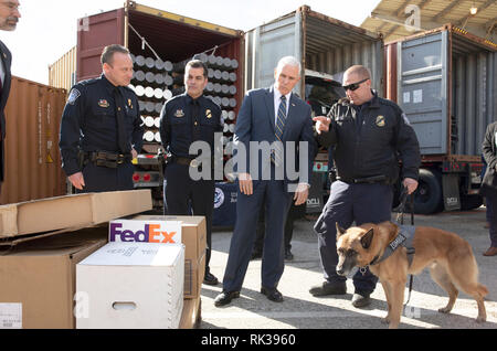 Vice-président de l'United States Mike Pence est donné une démonstration d'obé de procédure de recherche par le U.S. Customs and Border Protection Officer Robert Unitis et son chien 'zombie', 7, tel qu'il rend visite à la U.S. Customs and Border Protection des opérations à Dundalk Marine Terminal dans le Port de Baltimore à Baltimore, Maryland, le 8 février 2019. U.S. Customs and Border Protection Photo par Glenn Fawcett Banque D'Images