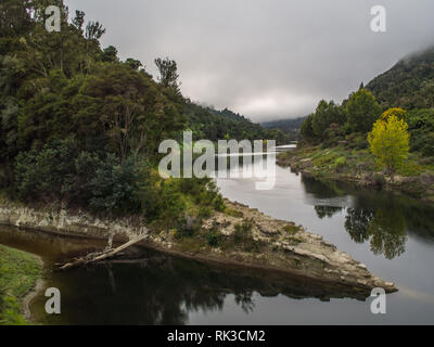 Confluent de la rivière Whanganui Ahuahu avec cours d'indigènes de la forêt, les collines couvertes de bush, toujours calme matin d'automne, Te Tuhi Landing, North Island, New Zealand Banque D'Images