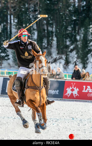 Juan Bautista Peluso de l'équipe Badrutts Palace contre l'Azerbaïdjan pendant le match de la coupe du monde de la Polo de neige 2019, St Moritz, Suisse Banque D'Images