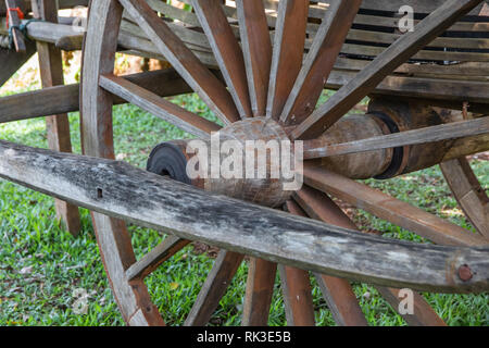 Close up vieille roue de la roue fabriqués à partir de bois dur. Banque D'Images
