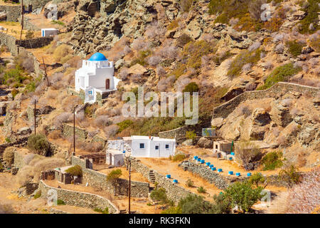 Une petite chapelle construite sur les rochers de l'île de Sifnos. Cyclades, Grèce Banque D'Images