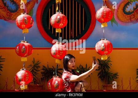 Prendre Femme, selfies Guan Yu de culte, marché Warorot, Chiang Mai Banque D'Images