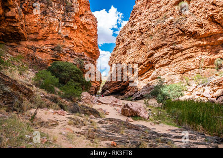 Vue panoramique de Simpsons Gap à West MacDonnell Parc National dans NT outback Australie centrale Banque D'Images