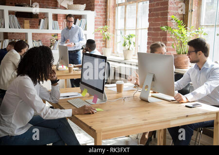 Multi-ethnic employés travaillant sur des ordinateurs de bureau moderne Banque D'Images