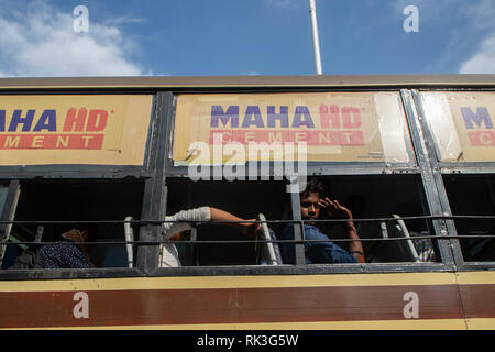 Un homme ondes d'un bus bondé à Chennai, la quatrième plus grande ville de l'Inde Banque D'Images