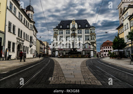 Erfurt, Allemagne - 0726 2017 : les touristes en se promenant dans les rues pavées de la vieille ville Banque D'Images