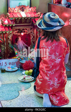 Les gens de prier. Guan Yu de culte, marché Warorot, Chiang Mai Banque D'Images