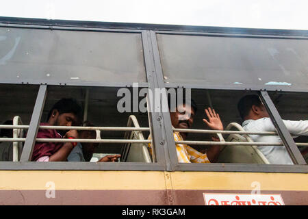 Un homme ondes d'un bus bondé à Chennai, la quatrième plus grande ville de l'Inde Banque D'Images