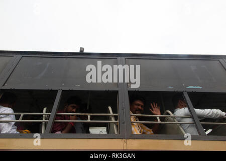 Un homme ondes d'un bus bondé à Chennai, la quatrième plus grande ville de l'Inde Banque D'Images