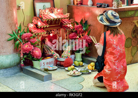 Les gens de prier. Guan Yu de culte, marché Warorot, Chiang Mai Banque D'Images