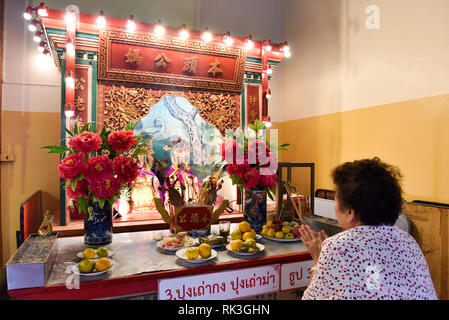 Les gens de prier. Guan Yu de culte, marché Warorot, Chiang Mai Banque D'Images