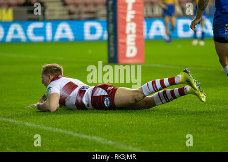 Wigan, UK. Le 08 février, 2019. Wigan Warriors's Dan Sarginson va au-dessus de marquer ses côtés essayez d'abord de DW Stadium, Wigan, UK. 8 Feb 2019. Super League Betfred, ronde 2, Wigan Warriors vs Leeds Rhinos ; Credit : Crédit : Nouvelles Images Nouvelles Images /Alamy Live News Banque D'Images