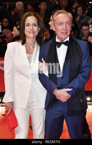 Claudia Michelsen et Udo Kier, assister à l'ouverture du festival avec la 'La bonté des étrangers' première au 69e Festival International du Film de Berlin Berlinale Berlinale 2019 / au palais le 7 février 2019 à Berlin, Allemagne. Dans le monde d'utilisation | Banque D'Images