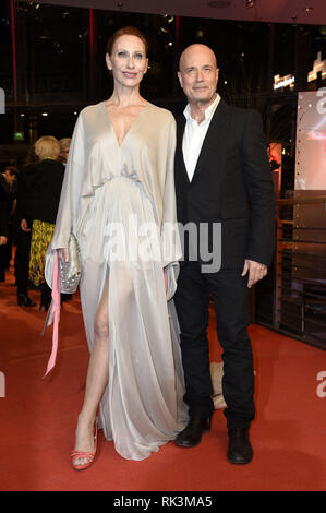 Andrea Sawatzki et Christian Berkel assister à l'ouverture du festival avec la 'La bonté des étrangers' première au 69e Festival International du Film de Berlin Berlinale Berlinale 2019 / au palais le 7 février 2019 à Berlin, Allemagne. Dans le monde d'utilisation | Banque D'Images