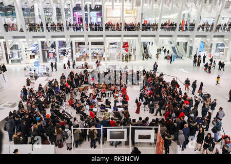 New York, USA. Feb 8, 2019. Musiciens lors d'un concert symphonique pour le Nouvel An chinois à l'Oculus du World Trade Center à New York, aux États-Unis, le 8 février 2019. L'Oculus du World Trade Center, un nouveau jalon dans la ville de New York, a présenté un concert symphonique dynamique le vendredi soir dans son atrium pour célébrer le Nouvel An chinois. Credit : Wang Ying/Xinhua/Alamy Live News Banque D'Images